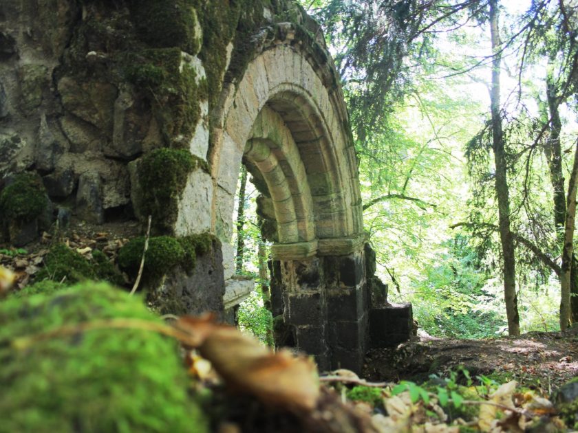 Portail de Saint-Clément sous Pradelles