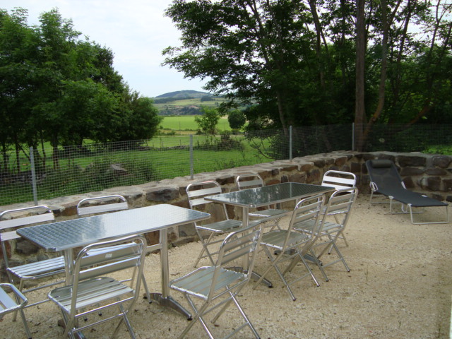 2 Vue côté arriére avec tables jardin – face fraiche en été.JPG