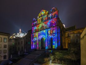 Le Puy en Velay Façade de la cathédrale illuminée lors animation Le Puy en lumière