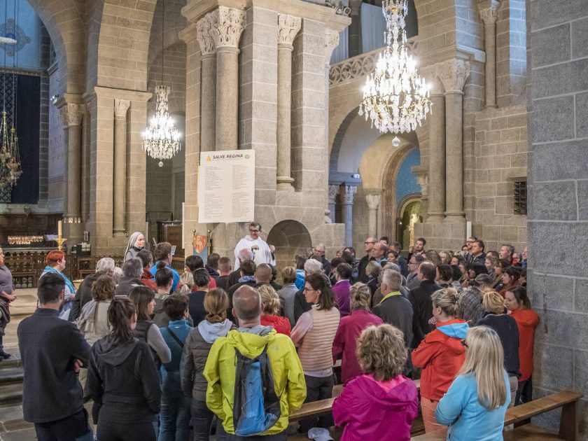 Intérieur de la cathédrale avec messe des pélerins