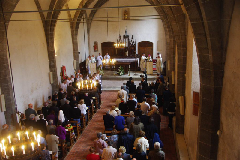 PCU_Chapelle des Pénitents_ancien réfectoire Abbaye de La Chaise-Dieu_bénédiction par Mgr Feid