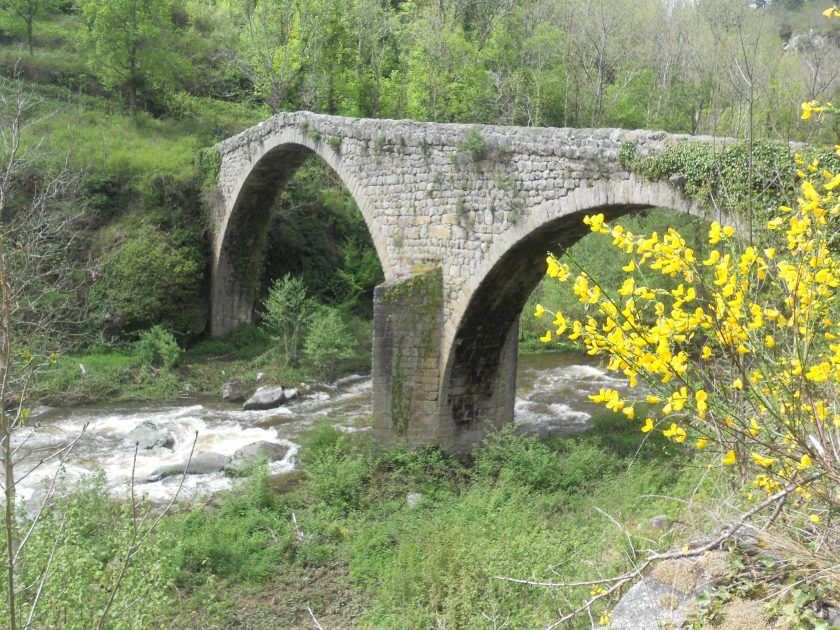 Au fil de l’eau, une maison fleurie, …